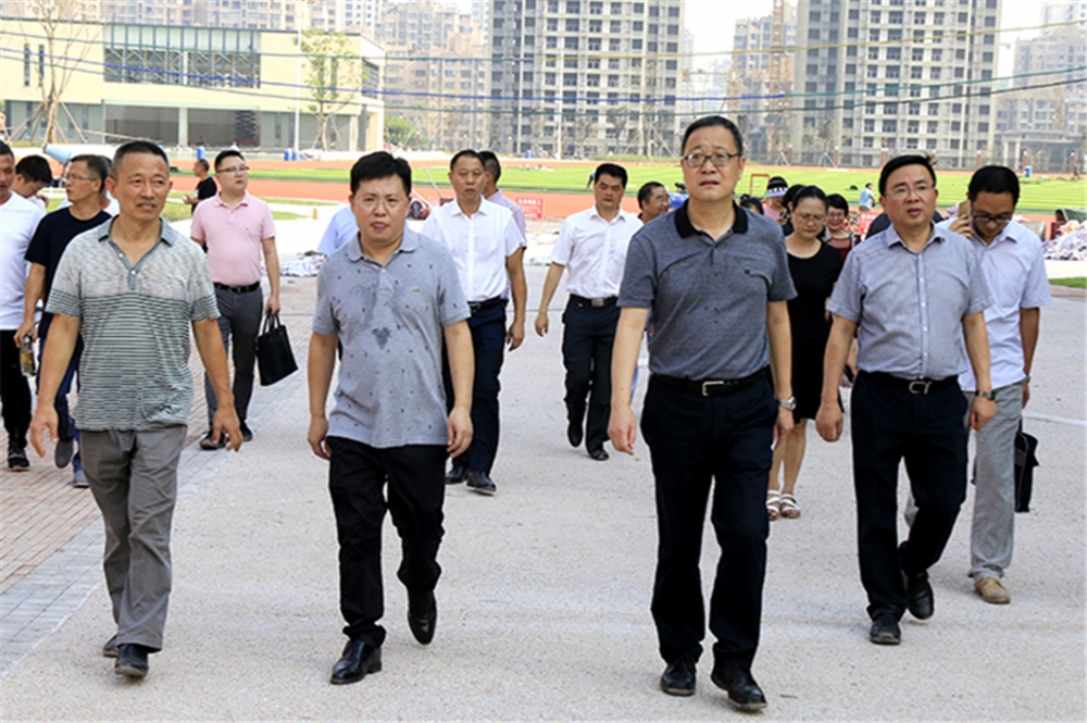 市委常委、高新区党工委书记张邦举率队到公司汇南试验学校、卧龙大道三期等项目调研督导